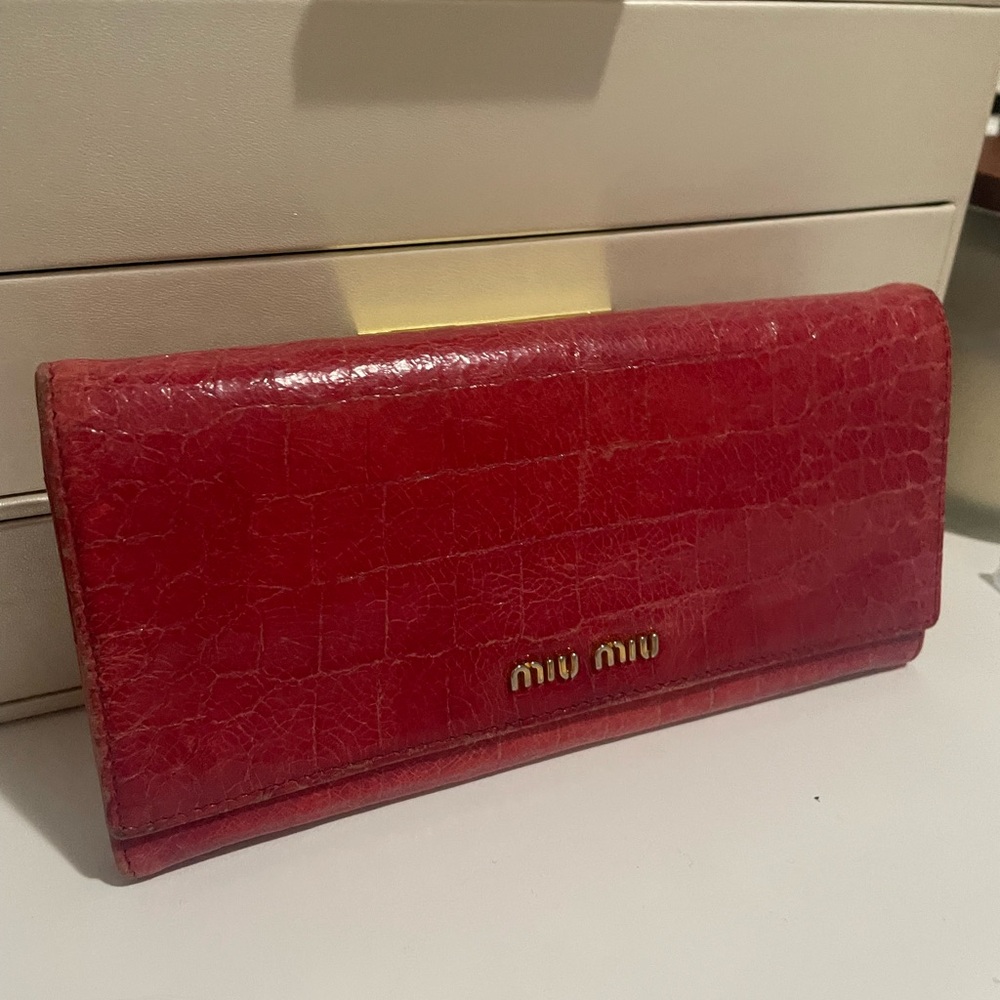 Miu Miu crocodile embossed Wallet in Peonia Fuschia